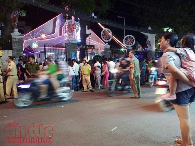 Hàng ngàn người dân TP Hồ Chí Minh nô nức trong đêm Giáng sinh ảnh 6